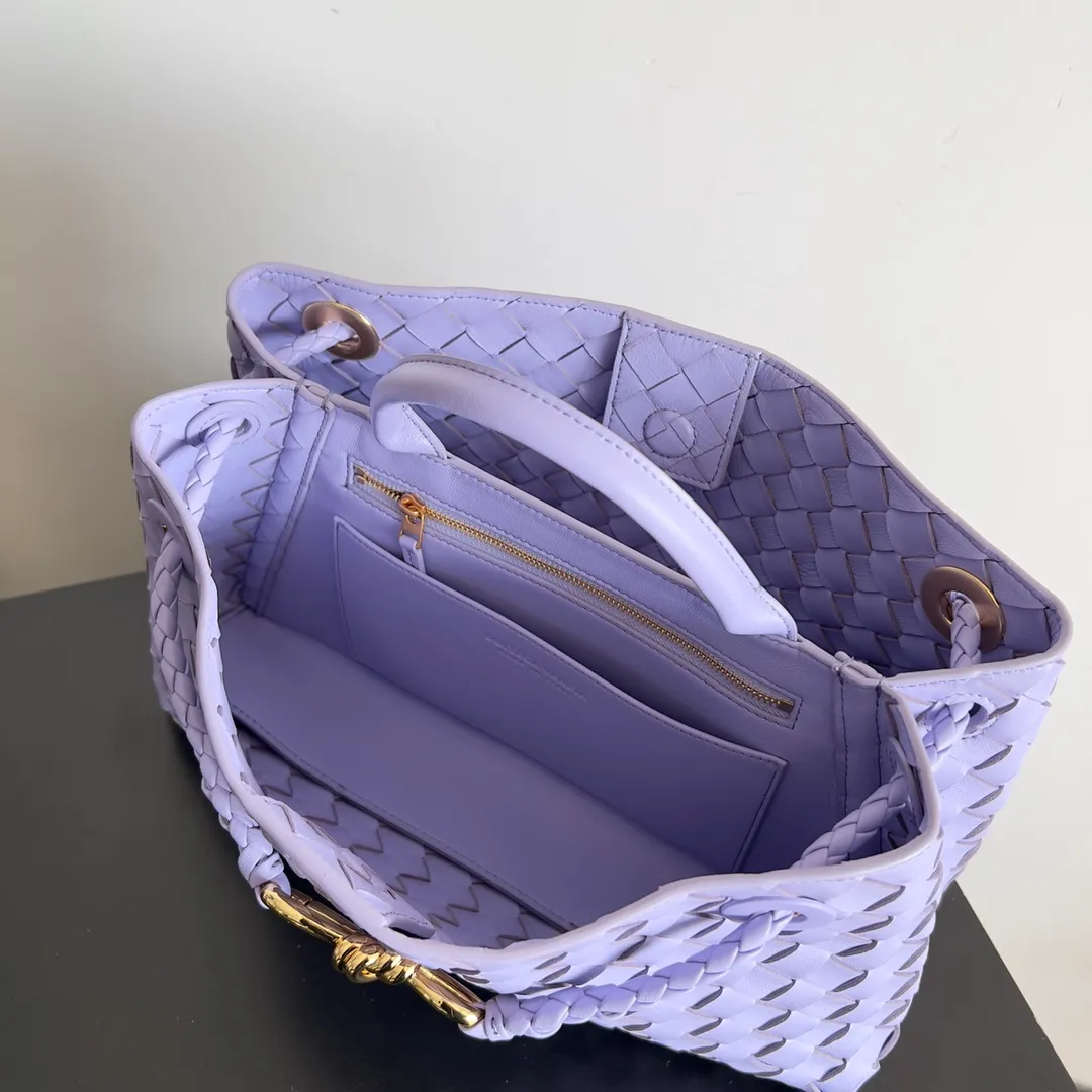 BV 1960 BV Lin Xinru, Ken Dou, Zhou Yutong, Zhu Zhu and other similar models, Andiamo Italian Let'go's new horizontal version design is more refined and elegant. The horizontal version presents a light and fashionable feeling that is more suitable for the body shape of Asian girls. The actual upper body is really awesome! Practicality and elegance coexist! 🉑️Carry it by hand, shoulder or crossbody, the law of true fragrance🥳 Style number: 754990 Size: 29*10*18